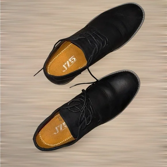 Sleek Black Chukka Boots for Men - Picture 3 of 4